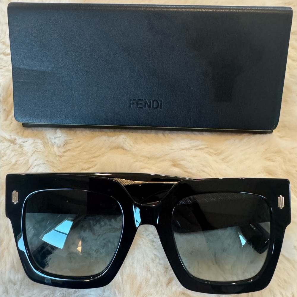 Fendi Black Gradient Square Oversized Sunglasses - Picture 2 of 12